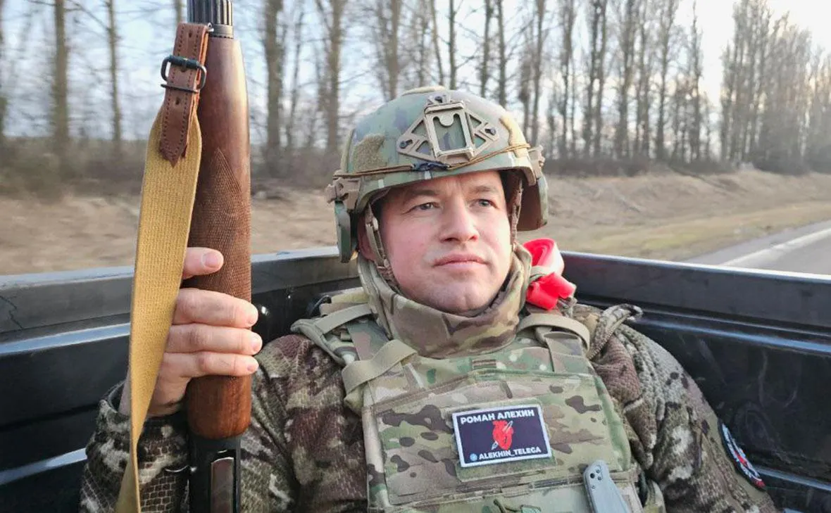 Блогер и участник СВО Роман Алёхин утверждает, что Минюст не принимает отчёты «иноагента», после чего он заговорил о «выдавливании из страны» и возможном преследовании. Ранее его уже штрафовали за нарушение обязанностей «иноагента» и суд отказался исключить его из реестра.