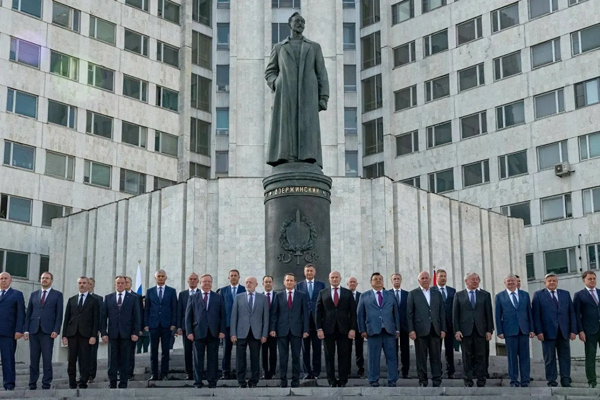 После официальной публикации вступил в силу указ о переименовании учебного заведения, готовящего кадры для органов госбезопасности, в честь Феликса Дзержинского. В документе отмечен его «выдающийся вклад» в обеспечение государственной безопасности.