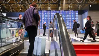 После масштабных ограничений интернета и мессенджеров в России резко выросло число запросов о переезде за границу, а рейтинги одобрения и доверия к власти заметно снизились.