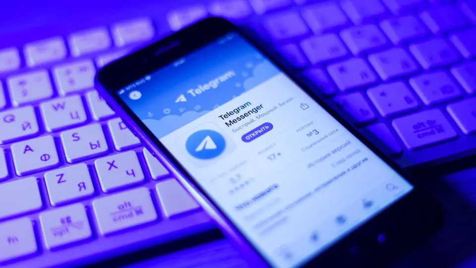 До 70% российских компаний продолжают использовать Telegram, WhatsApp и другие зарубежные мессенджеры для работы, однако спрос на отечественные корпоративные решения стремительно растет после недавних ограничений Telegram.
