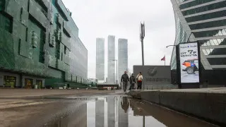 По оценкам ЦБ, большинство предприятий в России приостановили расширение штата: доля компаний, испытывающих дефицит кадров, опустилась до минимума за два года, а вместо увольнений бизнес активно переводит сотрудников на частичную занятость.