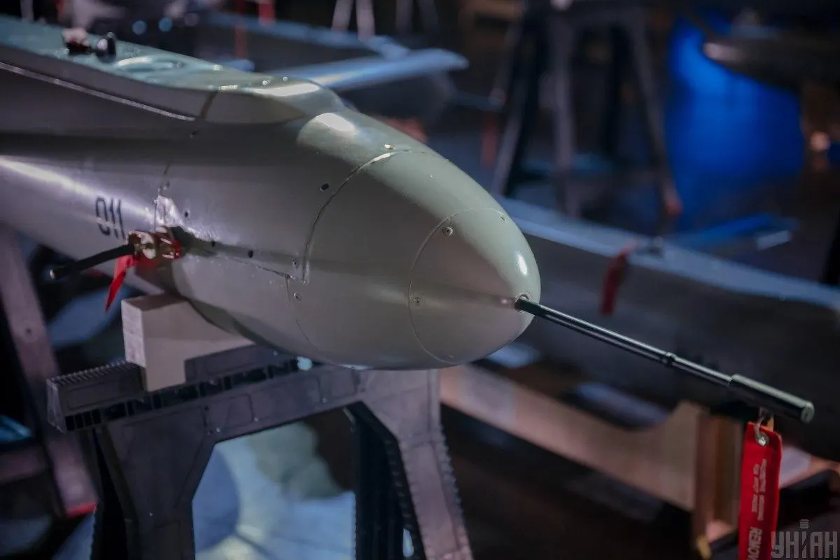 По данным Минобороны Украины, дальность ударов «deep strike» выросла до порядка 1 750 км — в феврале поражён Ухтинский НПЗ, ранее фиксировались удары по ряду глубоких тыловых целей РФ.
