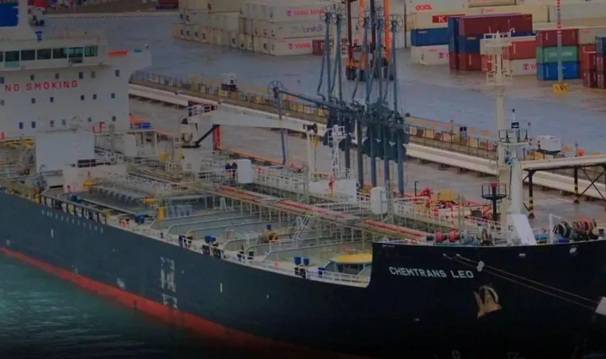 Два морских дрона‑«камикадзе» нанесли удар по танкеру MARQUISE, который дрейфовал без сигнала AIS примерно в 210 км к юго‑востоку от Туапсе; судно, по данным, находится под международными санкциями.
