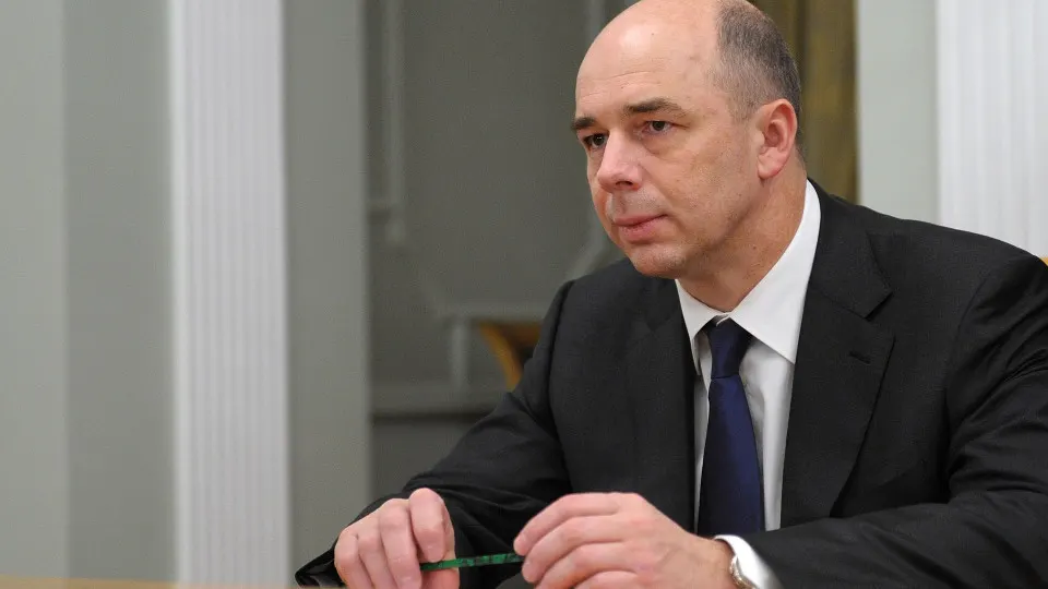 Антон Силуанов заявил, что нейросети помогают оптимизировать распределение средств, но окончательные решения остаются за специалистами; совокупный дефицит бюджетов России в 2025 году достиг 8,291 трлн рублей.