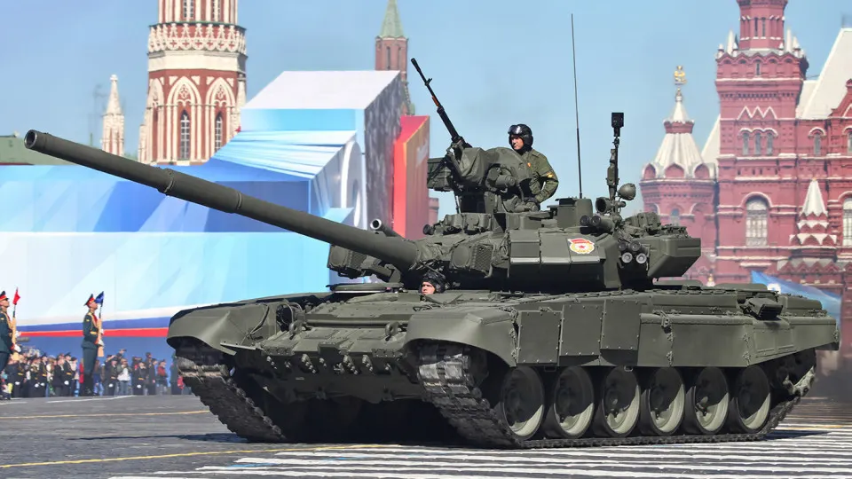 Минобороны объявило, что торжество 9 мая 2026 года пройдет в формате пеших колонн: техника и воспитанники военных училищ участия не примут, вместо этого будет трансляция частей, действующих на СВО и несущих боевое дежурство.