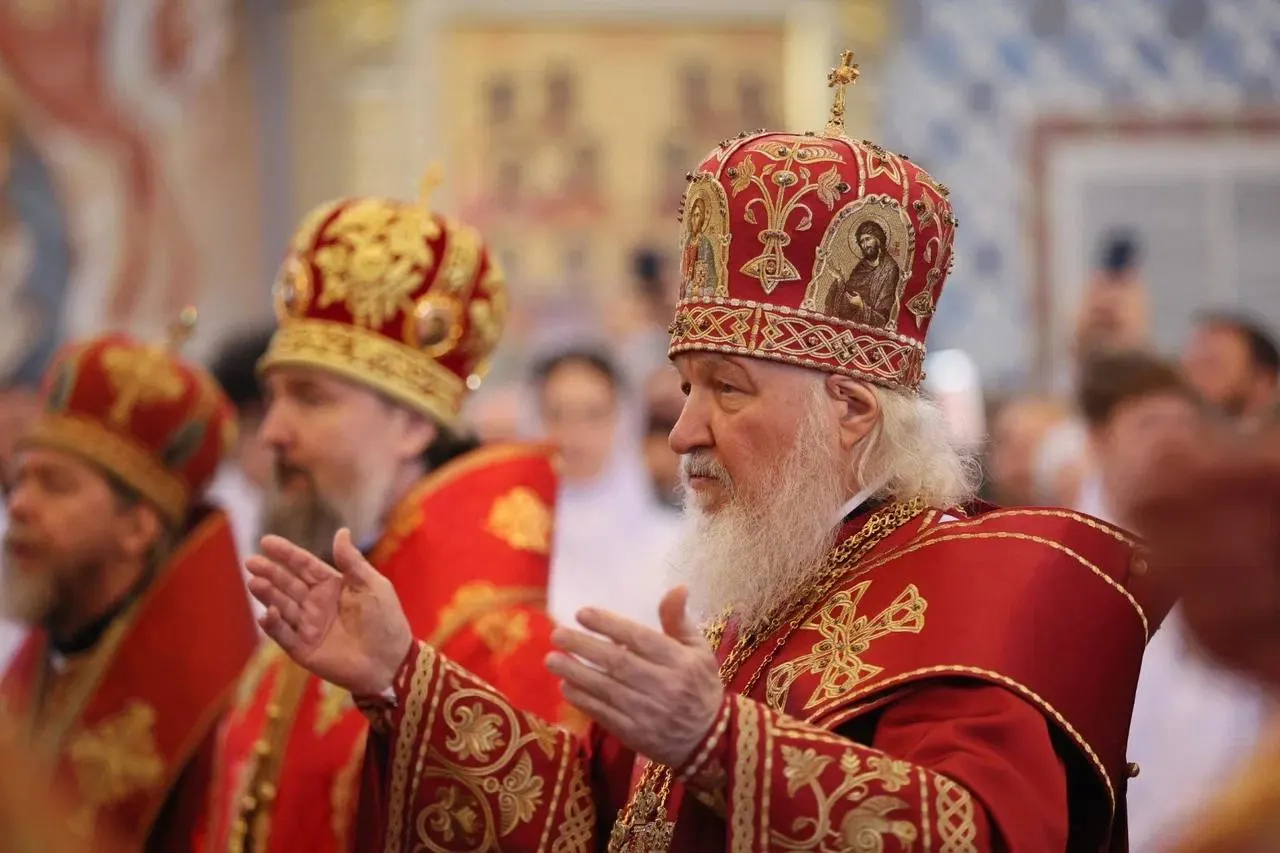 Патриарх Кирилл не участвовал в закладке крупнейшего на юге России храма в микрорайоне Юбилейный в Краснодаре. Перед его визитом полиция проверяла активистов, противившихся строительству. Мэр подписал разрешение на строительство, губернатор настаивал на роли храма для бойцов СВО, а местные жители и активисты продолжают протест с сентября 2024 года.