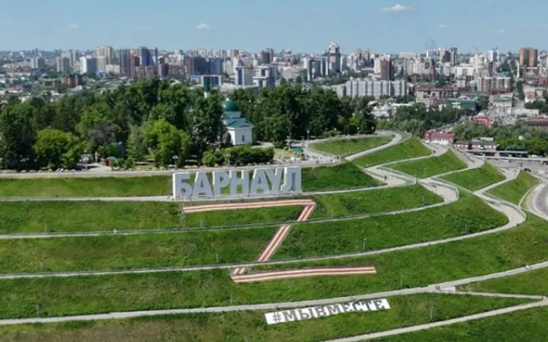 Муниципальное учреждение Барнаула объявило конкурс на замену баннеров с буквой Z в цветах георгиевской ленты и надписью «Мы вместе». Начальная стоимость — 1,96 млн руб.; при этом бюджет города на 2026 год принят с дефицитом более 1,3 млрд руб.