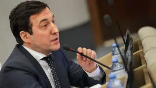 Первый зампред комитета Госдумы по контролю Дмитрий Гусев предложил ввести «белые списки» для владельцев подтвержденных аккаунтов на «Госуслугах», чтобы при отключениях мобильного интернета они сохраняли доступ в сеть. Инициатива также предусматривает реестр доверенных хостинг-провайдеров и перечень разрешенных VPN-протоколов на фоне регулярных интернет-шатдаунов в России.