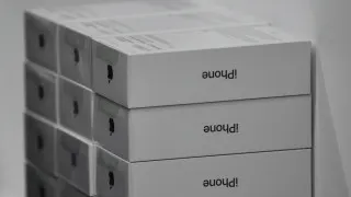 У российских продавцов электроники скопились крупные запасы дорогих смартфонов Apple и Samsung. Из‑за снижения спроса и падения покупательной способности им приходится заметно снижать цены и распродавать товар со скидками.