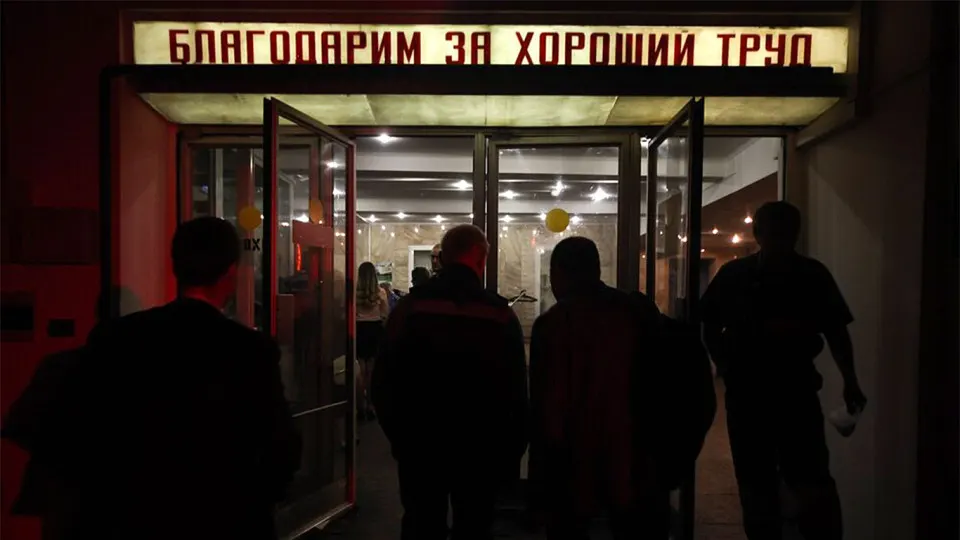 По данным Роструда, к увольнению рекомендованы более 105 тысяч работников бюджетной сферы по всей стране. Сокращения затрагивают Москву и ряд регионов и связаны с дефицитом федерального и региональных бюджетов, а также курсом на «оптимизацию» и цифровизацию.