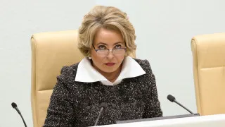 Спикер Совета Федерации Валентина Матвиенко на форуме «Малая родина — сила России» назвала «обезлюдивание территорий» стратегической угрозой и предложила спасать демографию строительством просторных домов, большими семьями и акцией «сажаем цветы» во всех муниципалитетах на фоне рекордно низкой рождаемости и естественной убыли населения.
