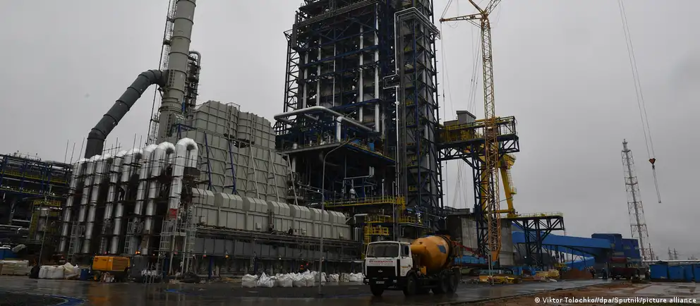 Закрытие Ормузского пролива, удары по российским НПЗ и перебои в транзите по трубопроводу «Дружба» меняют баланс выгод и убытков для белорусской нефтяной отрасли: отрасль получает преимущества от дешёвой российской нефти и роста мировых цен, но теряет из‑за логистики и снижения доходов от транзита.