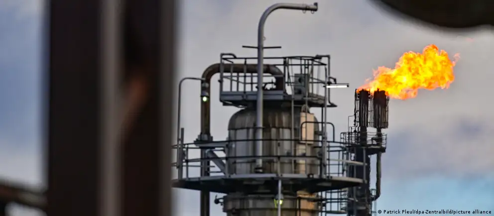 Россия с мая 2026 года прекращает транзит казахстанской нефти по нефтепроводу «Дружба», что ставит под удар поставки на крупнейший НПЗ в Шведте. Эксперты объясняют возможные мотивы и оценивают последствия для региона и рынка топлива в Германии.