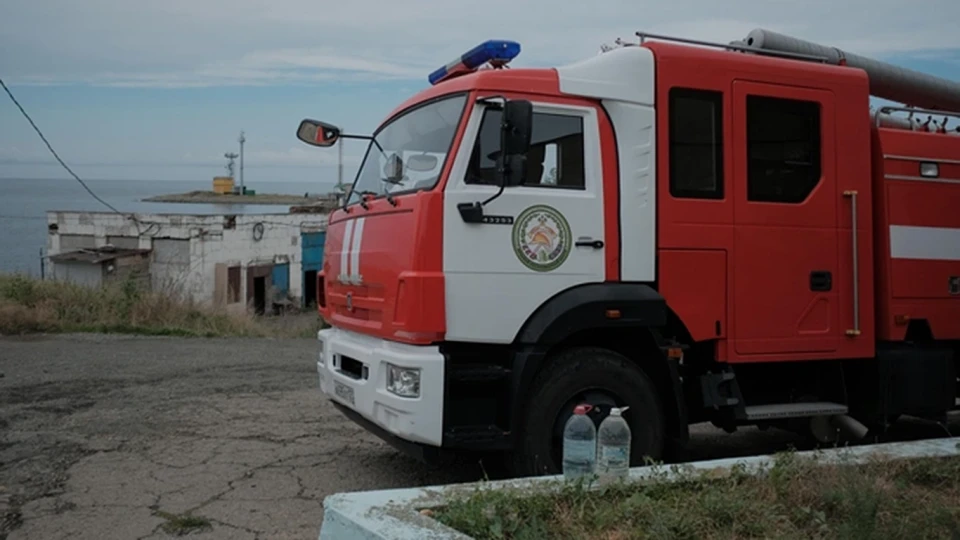 Мэриия и губернатор призвали жителей покинуть опасные улицы после ночной атаки дронов: на НПЗ крупный пожар, людей вывозят в пункт временного размещения; пострадавших не зафиксировано.