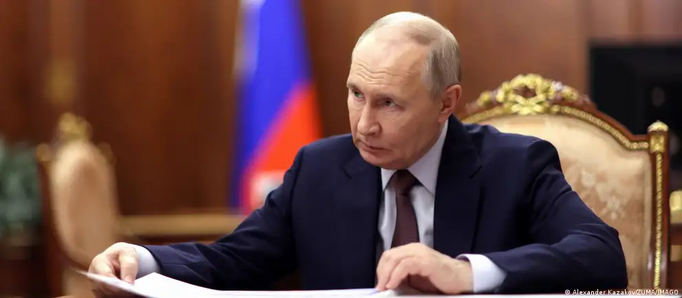 Президент России подписал закон, который освобождает чиновников от декларирования добрачных доходов супругов и выводит из-под контроля государства сделки, совершённые до поступления на госдолжность.