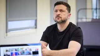 Президент Украины Владимир Зеленский считает, что ужесточение блокировок интернета и ограничение доступа к мессенджерам в России связаны с подготовкой к масштабной мобилизации и возможному новому наступлению на Украину.