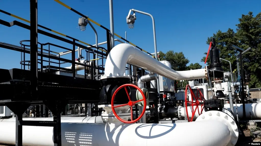 Украинские источники заявляют о ночной атаке беспилотников на нефтяную станцию «Самара» трубопровода «Дружба» в Самарской области и возможном пожаре, при этом официальных подтверждений ущерба пока нет.