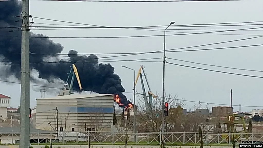 В ночь на 22 апреля украинские беспилотники атаковали военный объект в районе порта Севастополя и пункты управления дронами в Курской и Харьковской областях, российские власти заявили о работе ПВО и повреждении окон в жилых домах.