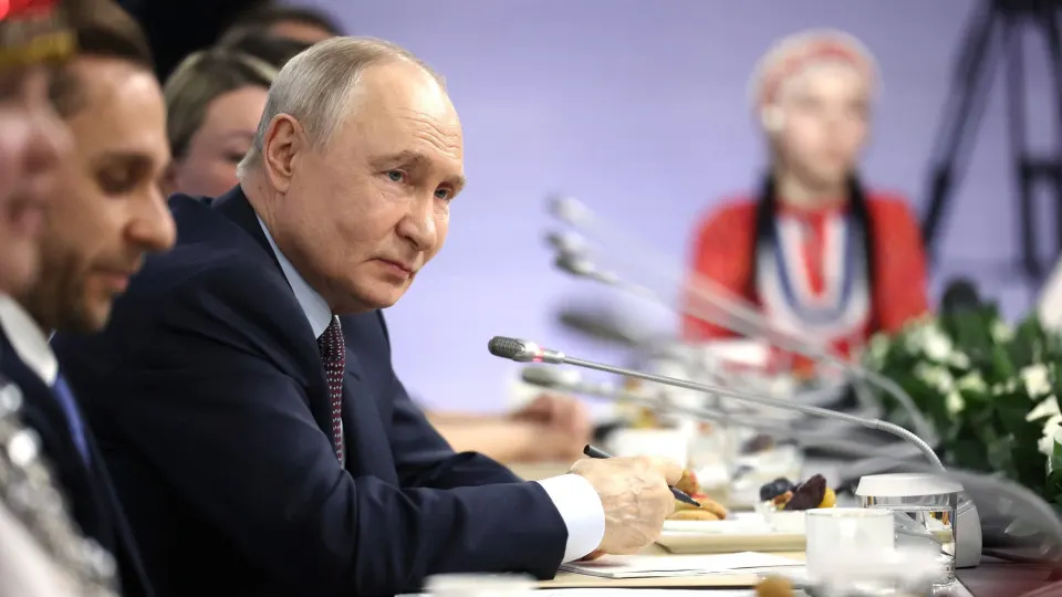 На встрече с представителями коренных малочисленных народов президент вновь заявил о необходимости мостовой переправы на Сахалин. Ранее проект неоднократно обсуждали, а оценки стоимости выросли до 800–900 млрд рублей.