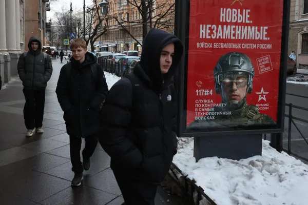 Во время выступления на совете законодателей в Санкт‑Петербурге президент призвал к системному и гибкому законотворчеству, а не к постоянному ужесточению ограничений. Власти обсуждают пересмотр подхода к интернет‑ограничениям на фоне падения рейтингов, а соцопросы фиксируют снижение доверия к президенту.
