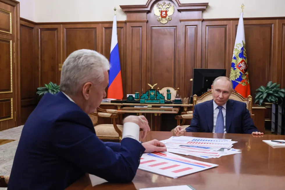 На думских выборах 2026 года в четырех одномандатных округах Москвы могут выдвинуть участников боевых действий в Украине от партии власти. Столичные власти при этом ранее избегали продвигать «ветеранов СВО» в Мосгордуму, но готовы поддержать их на федеральном уровне, учитывая интерес Кремля к военным в органах власти.