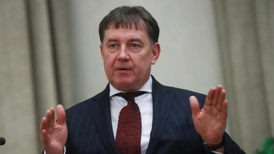 Мосгорсуд оставил в силе решение о национализации активов бывшего председателя Совета судей России Виктора Момотова. У него и связанных с ним лиц изъяли более 100 объектов недвижимости и сеть отелей Marton на 9 млрд рублей из‑за связей с криминалом и обвинений в коррупции.