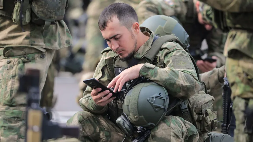 Несмотря на попытки перевести общение на государственные платформы и ограничения, бойцы на передовой массово используют Telegram через VPN: мобильная связь ненадежна, а государственные и отечественные аналоги часто недоступны или хуже работают.