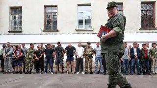 Минобороны подготовило поправки, позволяющие проверять военнослужащих на употребление алкоголя непосредственно в воинских частях с помощью экспресс-тестов, без обязательной доставки в медучреждение.