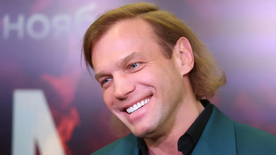 Следствие завершило расследование дела о поставках китайских комплектующих для модернизации автомата АК‑12 по гособоронзаказу вместо предусмотренных российским контрактом деталей. Перед судом предстанут пять обвиняемых, среди них топ-менеджер концерна и предприниматели, которым вменяют мошенничество в особо крупном размере и контрабанду.
