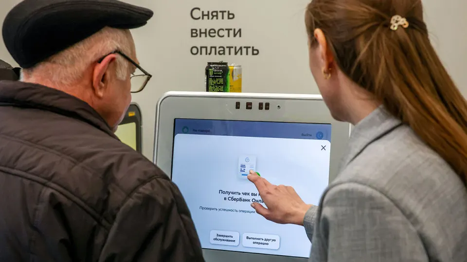 По итогам 2025 года суммарная численность персонала крупных банков снизилась на 4% — до примерно 557 тыс. человек. Основная часть сокращений пришлась на крупнейшие госбанки, также активно закрываются отделения и растёт аутсорсинг.