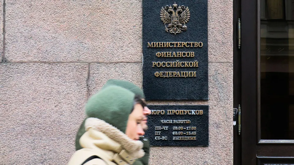 С мая Минфин снова начнет операции покупки и продажи валюты и золота в рамках бюджетного правила: на фоне скачка цен на нефть ведомство готовится пополнять резервы и сглаживать влияние нефтяной конъюнктуры на курс рубля и федеральный бюджет.