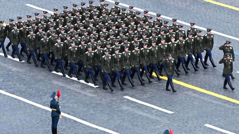 По данным источников, рассматривается вариант сокращения торжеств 9 мая: парад может пройти без военной техники, с несколькими сотнями гостей и укороченной программой. Подготовка и список иностранных делегаций остаются неопределёнными.