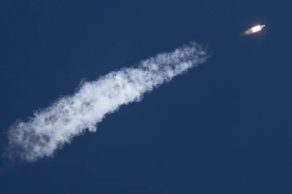 Состоялся первый пуск одноразовой двухступенчатой ракеты‑носителя «Союз‑5»: первые ступени отработали штатно, макет выведен на расчетную суборбитальную траекторию.