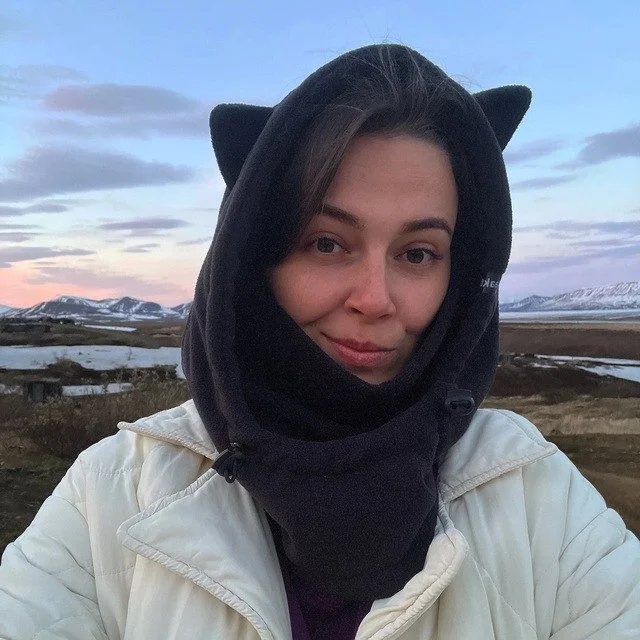 Журналистка Анастасия Троянова перестала выходить на связь утром; её телефон был выключен. Позже в полиции сообщили, что она находится в отделе и с ней проводят беседу. Журналистка работала над материалом о последствиях атак беспилотников на местный НПЗ.