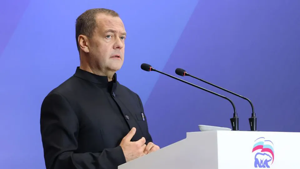 Зампред Совбеза Дмитрий Медведев заявил о реальной возможности ядерной катастрофы, призвал быть готовыми и напомнил о ядерной триаде на фоне истечения СНВ‑III и разрыва прежних договорённостей.