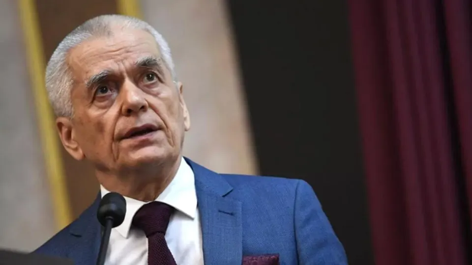 Академик Геннадий Онищенко призвал отказаться от заграничных поездок на майские из‑за резкой смены климата и времени. Тем временем бронирования в российских отелях сократились, особенно в Краснодарском крае на фоне экологического ЧП в Туапсе.
