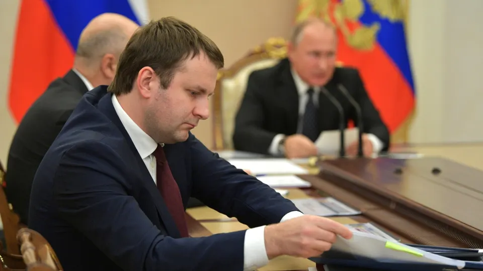 Помощник президента по экономике считает, что на снижение ВВП влияют структурные проблемы, дефицит ресурсов и кадров, а не интернет-ограничения; ЦБ прогнозирует умеренный рост в 2026 году.