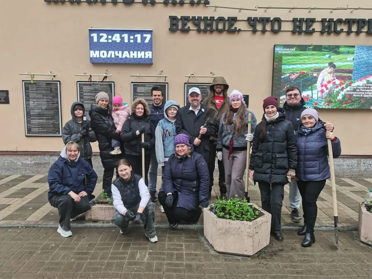 В Санкт‑Петербурге организовали общегородской субботник, в котором, по данным городских властей, приняли участие порядка 200 тысяч жителей. Уборка проходила во всех районах, горожане высаживали цветы и деревья, благоустраивали парки и мемориалы.