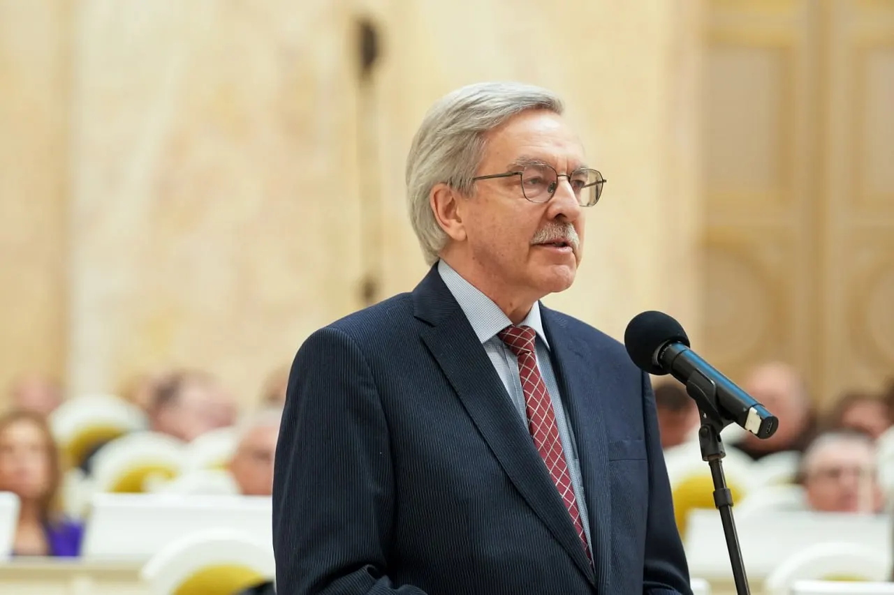 Депутат заявил, что уступает место следующему в списке — на его переизбрание повлияло административное дело и штраф, лишившие возможности баллотироваться в новый созыв.