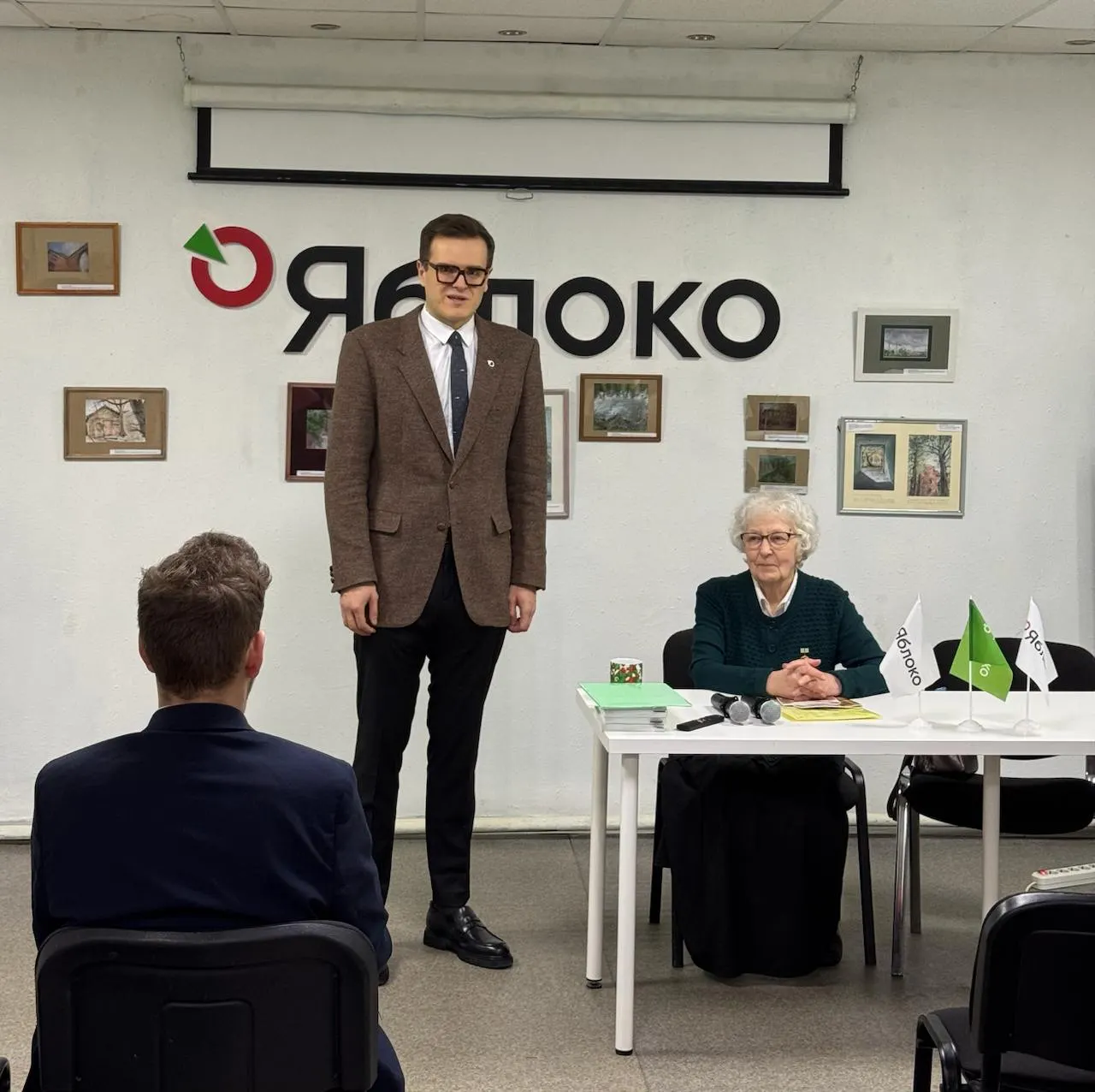 Лидер фракции «Яблоко» в ЗакСе объявил о смене: его место в фракции займет 34‑летний градозащитник Дмитрий Анисимов.
