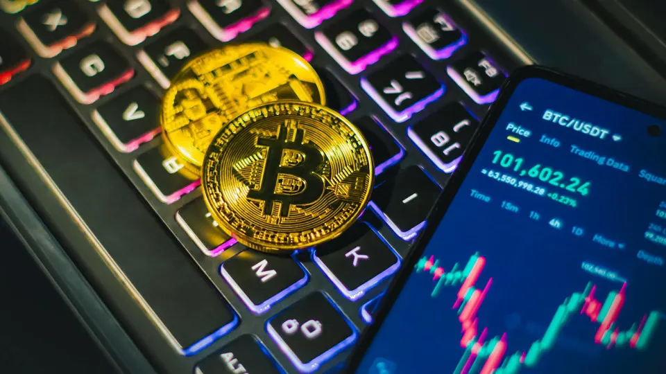 По материалам расследований, американский основатель проекта SafeMoon, которого США обвиняют в мошенничестве и отмывании денег, летом–осенью 2025 года находился в столице РФ. Вокруг его переездов и сделок возникли уголовные споры в ОАЭ и России.