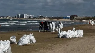 У побережья Туапсе в Черном море образовалось крупное нефтяное пятно площадью около 10 тыс. кв. метров после атаки украинских беспилотников. Разлив пытаются локализовать боновыми заграждениями и специализированными судами, одновременно в районе морского терминала продолжается тушение пожара.