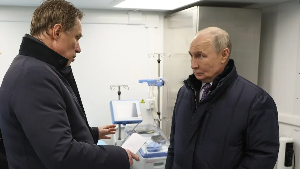 Президент поручил Минздраву увеличить охват репродуктивной диспансеризации мужчин и женщин в попытке остановить спад рождаемости; демографы фиксируют многолетнее снижение числа родившихся и минимумы за столетия.