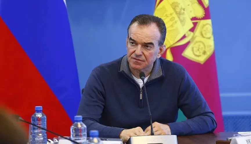 В интервью губернатор Краснодарского края заявил, что удары дронов — «бессильная злоба», ситуация в регионе под контролем; он также призвал туристов приезжать, заверив, что отели и пляжи работают в штатном режиме.