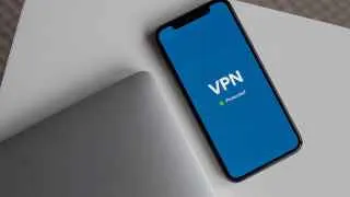 Игроки рынка VPN предупреждают: в ближайшие дни россияне могут лишиться возможности оплачивать VPN-сервисы с российских банковских карт, а зачистка серверов и новые требования к хостингам несут высокий риск одномоментной блокировки сервисов.