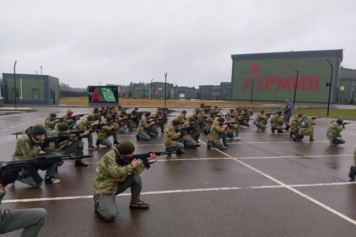 За последние пять лет из бюджета направили минимум 50 млрд рублей на создание и работу центров обязательных военных сборов для школьников: крупнейшие траты пришлись на сети «Авангард» и «Воин», планируется строительство новых объектов по стране.