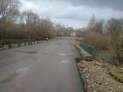 Паводок спадает, проезд по мосту в Рыбновском округе Рязанской области снова открыт для движения.