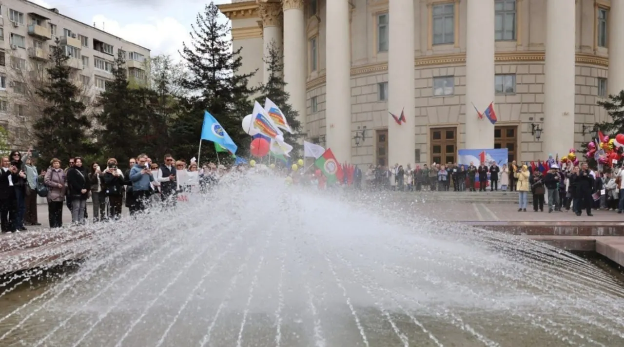 У ДК Профсоюзов акция заняла около десяти минут: короткое поздравление, детские стихи и один танцевальный номер. После официальной части участников пригласили на концерт в ДК.
