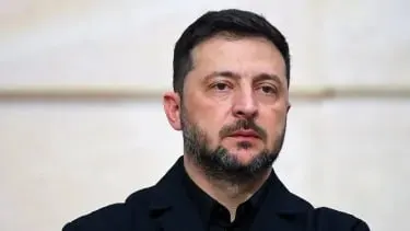 Президент Украины заявил, что, несмотря на объявленные перемирия, на фронте продолжаются обстрелы, штурмовые действия и массовые удары дронами; Киев пока воздерживается от масштабных дальнобойных ответов.