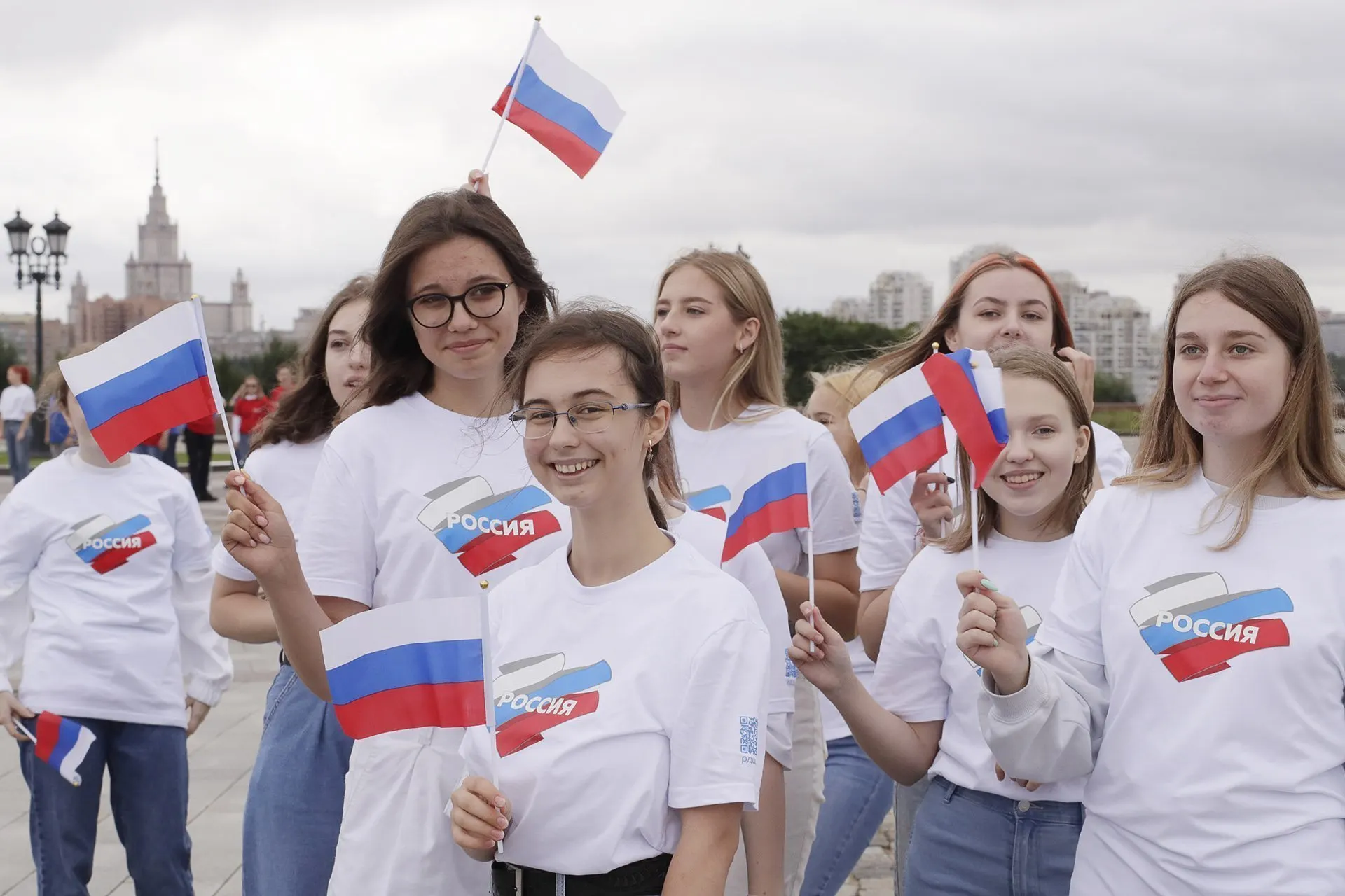 Государственные расходы на патриотическое воспитание молодежи резко выросли, но методики подсчёта охватов и рейтингов позволяют искусственно завышать результаты, отмечают эксперты.